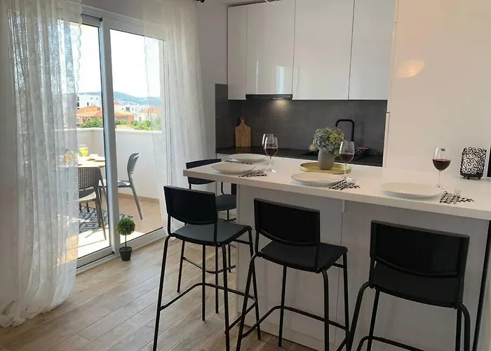 Tina's Sunshine Apartment Trogir