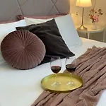 Tina's Sunshine Apartment *
